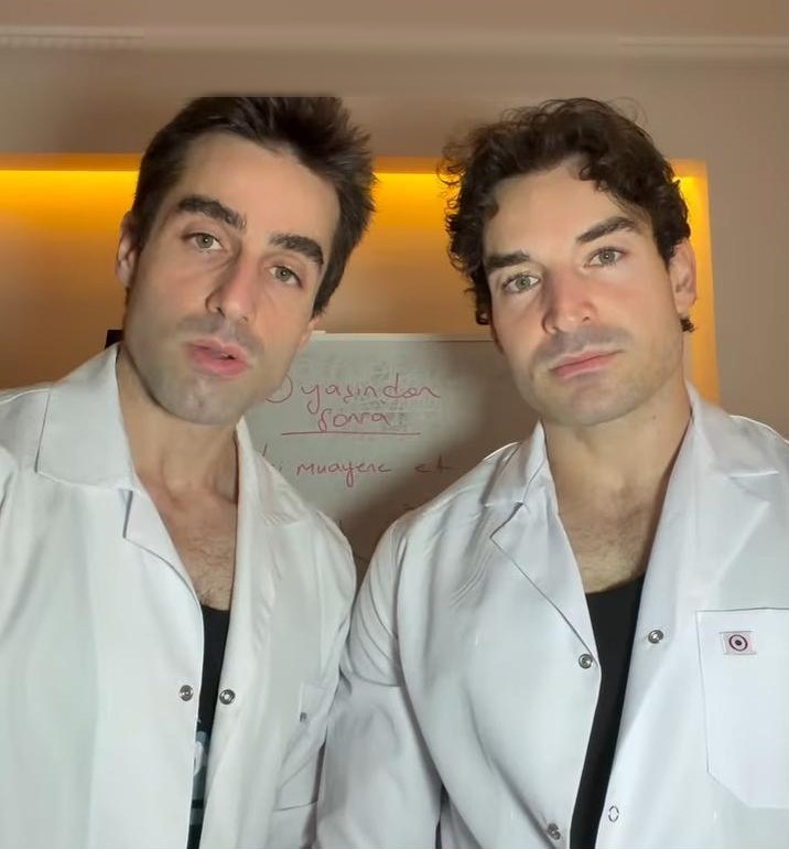 Önlükleriyle Selim ve Emir Saraçoğlu