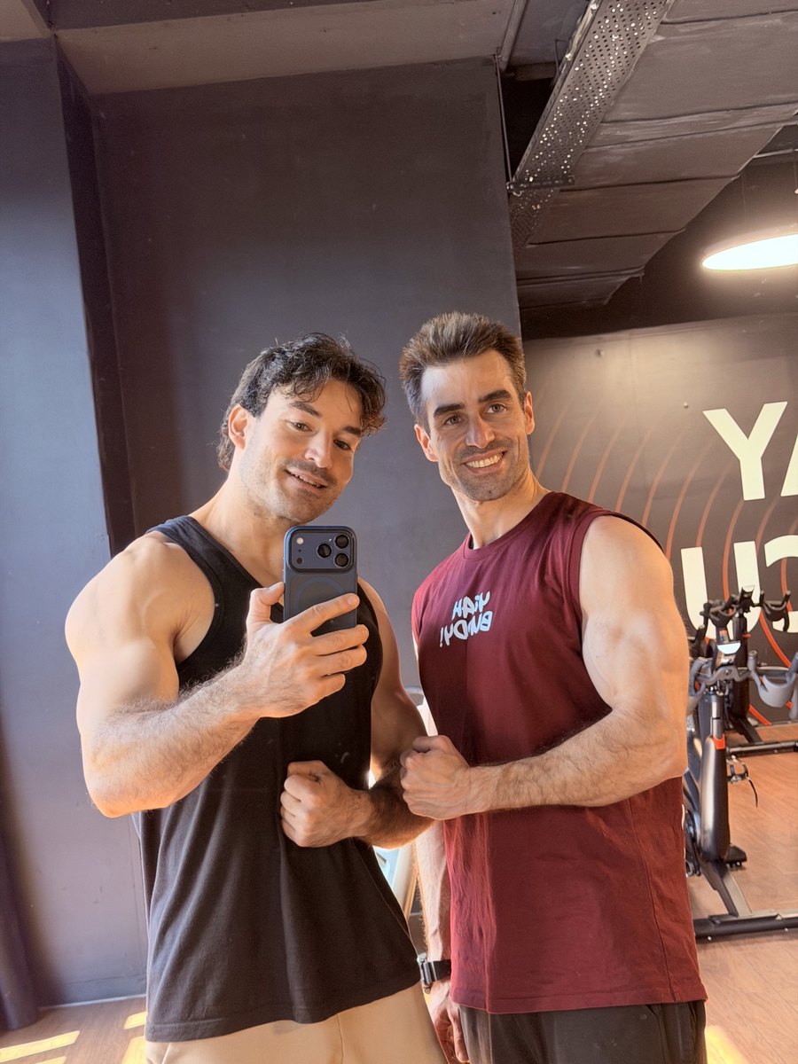 Emir ve Selim Saraçoğlu salonda
